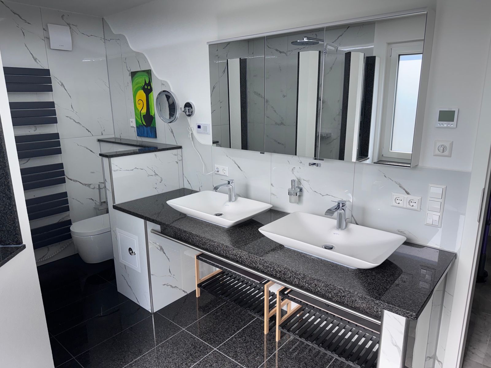 Doppelwaschtisch mit Granitplatte und Spiegelschrank
